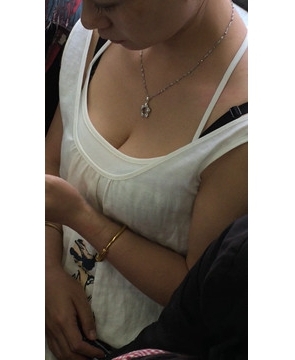 地铁上的低领酥胸少妇，还让人好好的做个地铁吗。