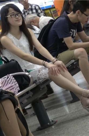 4k-候车室的极品凉高美腿眼镜妹