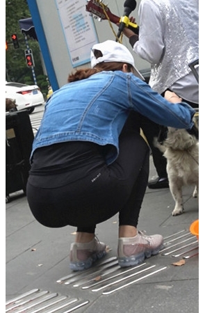 漂亮的紧身黑裤瑜伽妹子[1G/MP4]