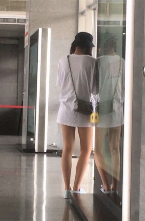 白色T恤牛仔热裤眼镜妹