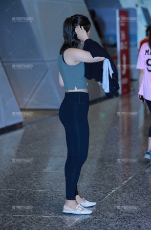 第1523篇紧身美女笑容很甜