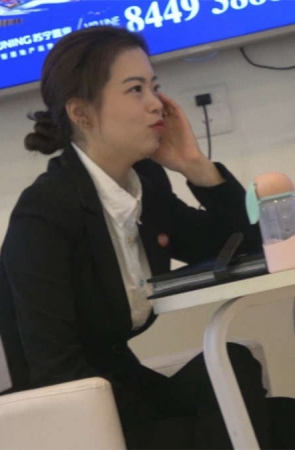 挑鞋的房产顾问制服靓女