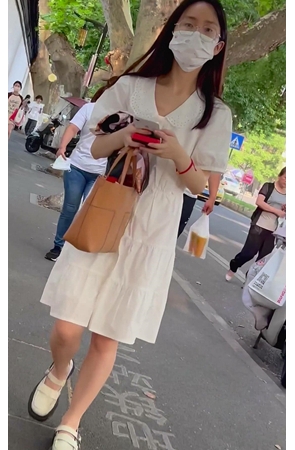 白色连衣裙美女