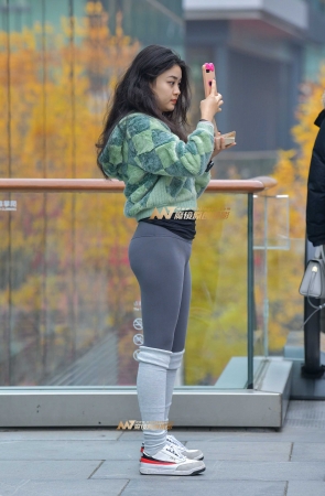 灰色紧身瑜珈裤美女