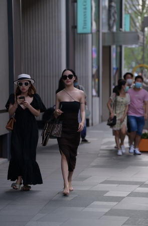 一字抹胸装小姐姐