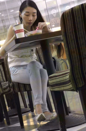 餐厅吃饭的清纯气质蓝牛美女