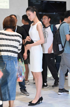 241116-11=45√眉清目秀，丝袜小姐姐 11P