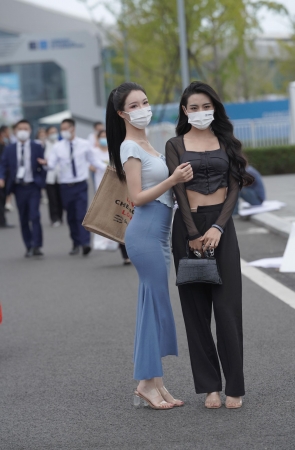 高挑蓝色长裙美女