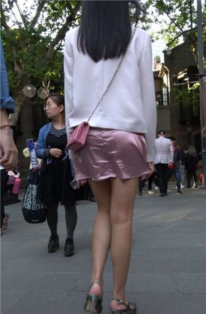 4K – 街拍粉色裙长发靓女 [1.11 GB/MP4]