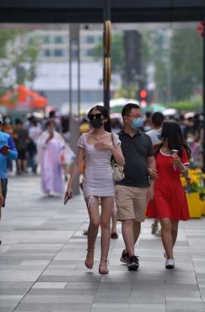 白皙美腿性感包屯裙美眉