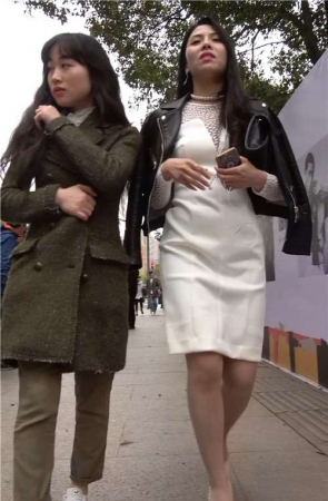 白裙子，丝袜高跟街拍美女 [968 MB/MP4]