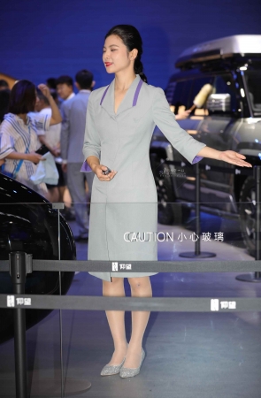 【街拍心灵】仰望汽车品牌大使肉丝街拍高跟