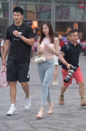 性感牛仔裤美女