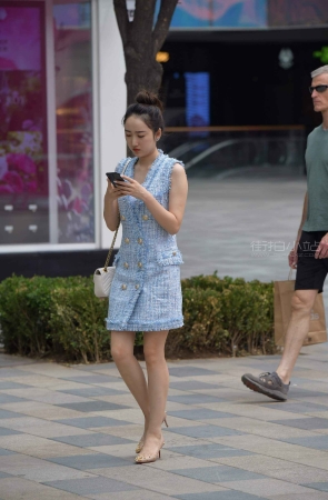 带铆钉的高跟鞋