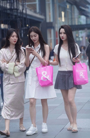 街拍百褶超短裙小姐姐跟闺蜜