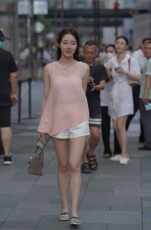 开朗甜美的笑容