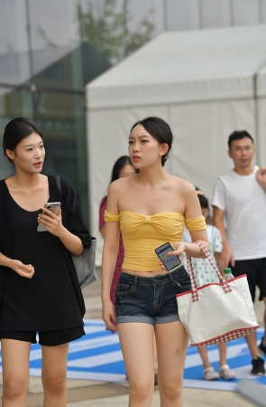 抹胸热裤小姐姐