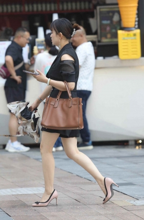 街拍玉足高跟shaofu