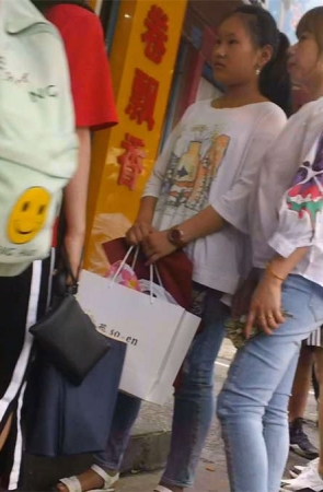 白T恤牛仔热裤超短MM