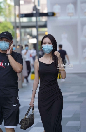 黑色开叉长裙，美zu