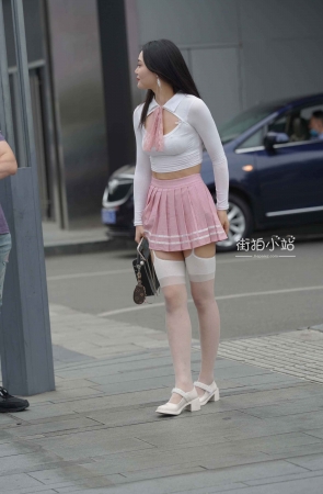 粉色短裙小姐姐