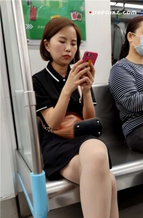 娇小的肉丝袜美腿小媳妇 [517 MB/MP4]