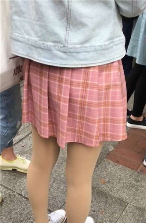 白鞋丝袜短裙娇小可人学生妹