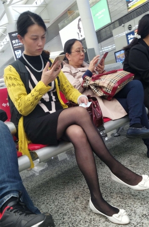 黑色丝袜极品长腿黑色连衣裙少妇