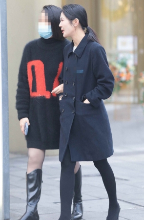 街拍黑丝高跟职业装