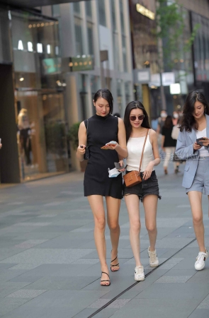 极品大长腿街拍凉高跟姐姐