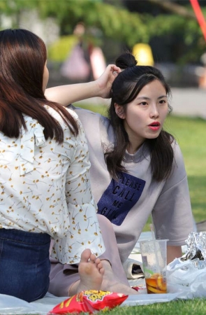 No847 草地三个女孩尽情秀足 第2套