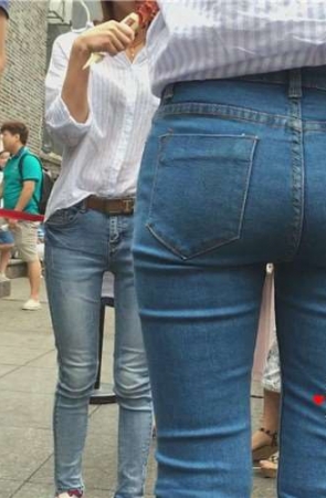 超级紧身蓝色牛仔裤小清新美女。[1.47 GB]