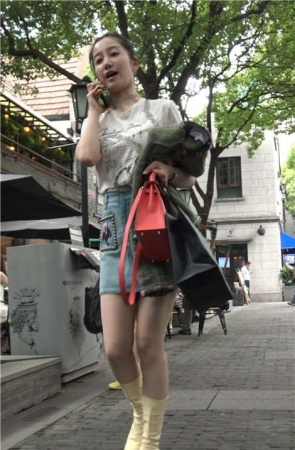 4K – 听电话的街拍牛仔裙美丽姑娘 [719 MB]