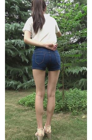 模拍紧身蓝色牛仔热裤美女