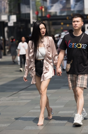 逛街的热裤美女