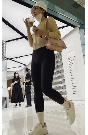 高挑的气质黑裤美女