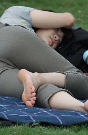 No878 少妇慵懒的睡姿让美足更具诱惑