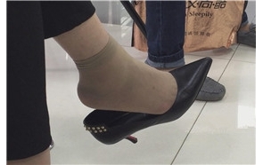 实在受不了丝袜玉足少妇这样子的挑动高跟鞋
