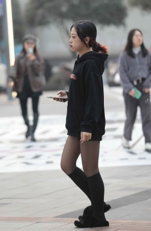 街拍黑丝妹子