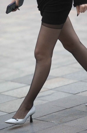 黑丝高跟街拍少妇