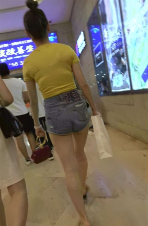 黄色T恤衫高腰热裤美臀丸子头气质小姐姐