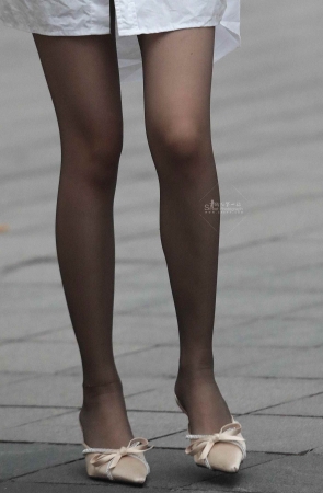 黑丝高跟街拍少妇