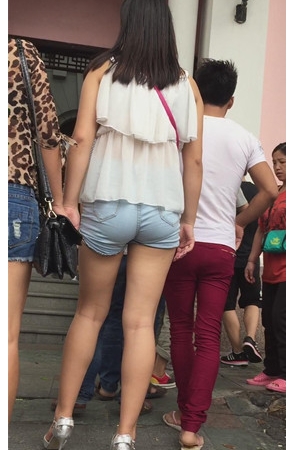 牛仔热裤紧身妹子