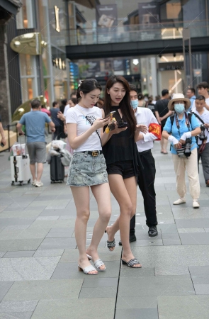 街拍牛仔短裙美腿美女