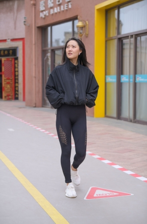 黑色紧身瑜伽裤美女