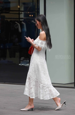 街拍露肩长裙气质美女