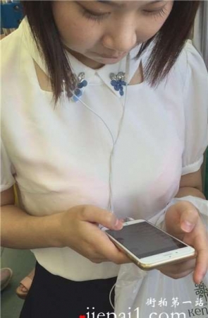 地铁上拍摄两位可爱清纯小清新妹子。