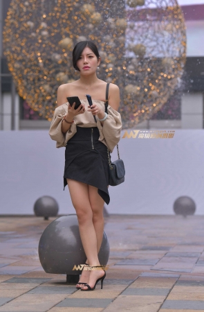 极品一字肩半裸背黑色包臀裙美女