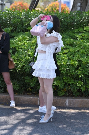 白短裙高跟鞋美女