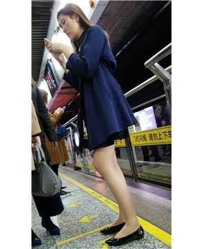 地铁站偶遇长腿肉丝袜美女姐姐